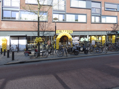 901659 Gezicht op de met ballonnen versierde winkelpui van de Jumbo-supermarkt (Merelstraat 46) te Utrecht. De ...